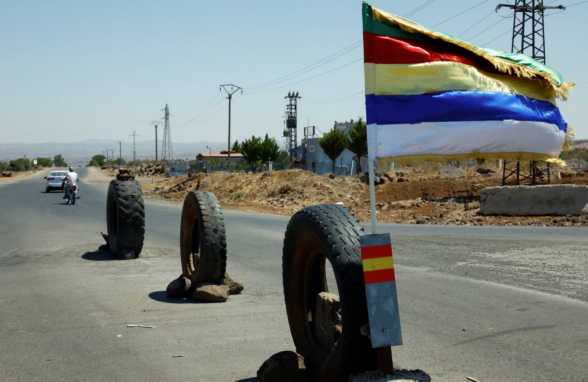  Suveyda'nın sokaklarından birinde asılı olan Dürzi bayrağı, 25 Temmuz 2025 (Reuters)