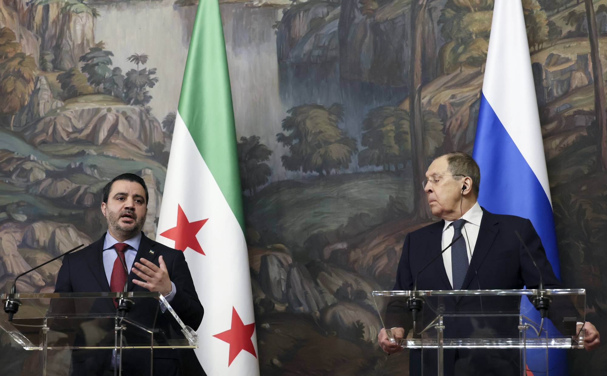 Suriye Dışişleri Bakanı Esad Hasan eş-Şeybani ve Rus mevkidaşı Sergey Lavrov Moskova'da bir araya geldi. (EPA)