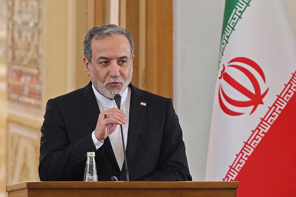 İran Dışişleri Bakanı Abbas Arakçi, Washington ile Tahran arasında tehditlerin tırmanmasına rağmen diplomasi kapısını açık tuttu (AFP)