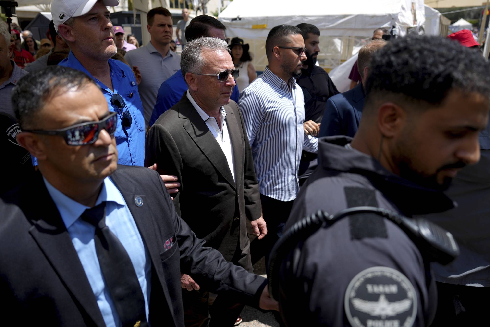 ABD'nin Ortadoğu temsilcisi Steve Witkoff, Tel Aviv'deki Rehine Meydanı olarak bilinen meydanda rehine aileleriyle bir araya geldi (AP)