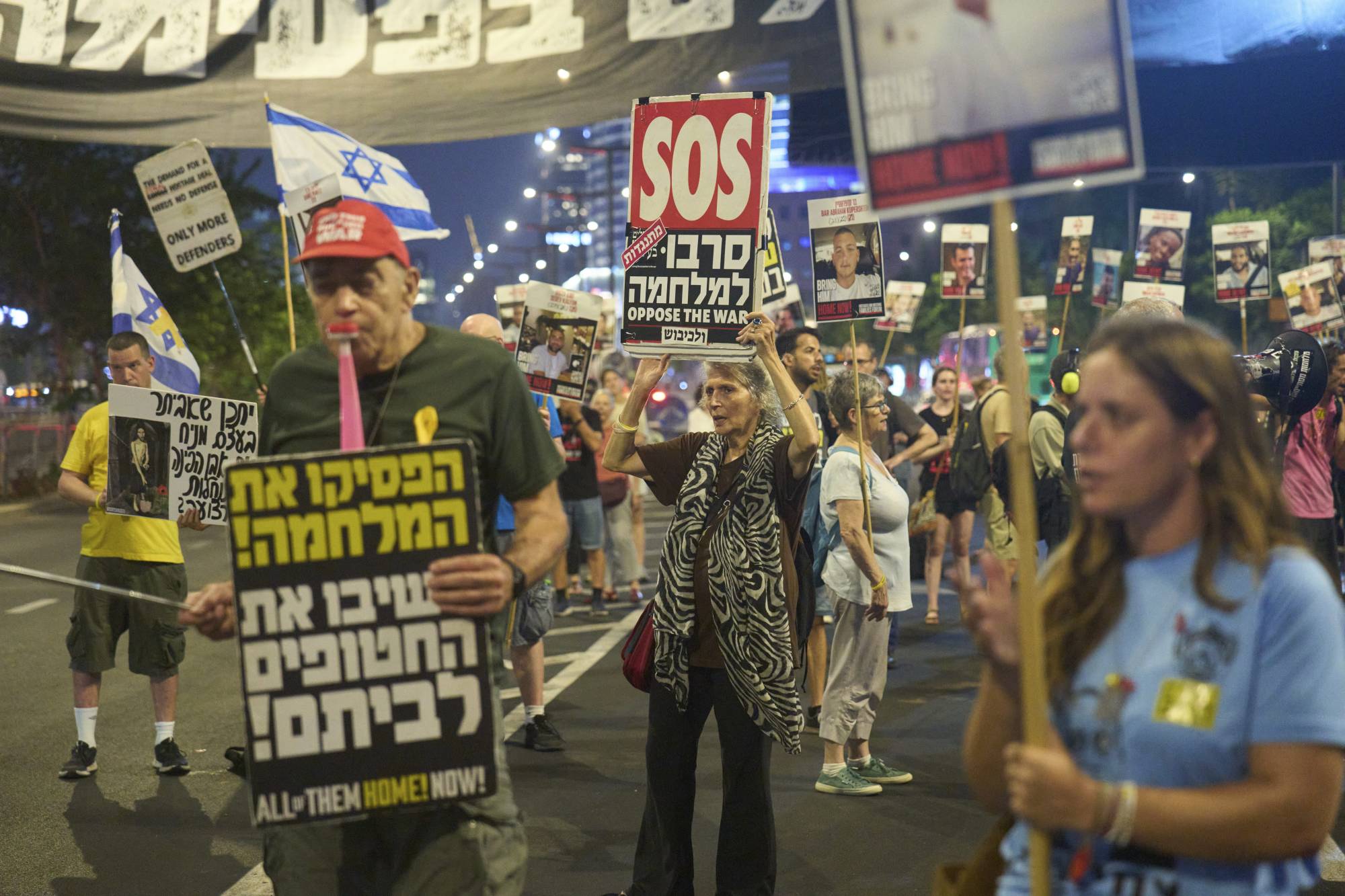 Gazze savaşının sona erdirilmesini ve Hamas tarafından esir tutulanların serbest bırakılmasını talep eden göstericiler, Tel Aviv, 12 Ağustos 2025 (AP)