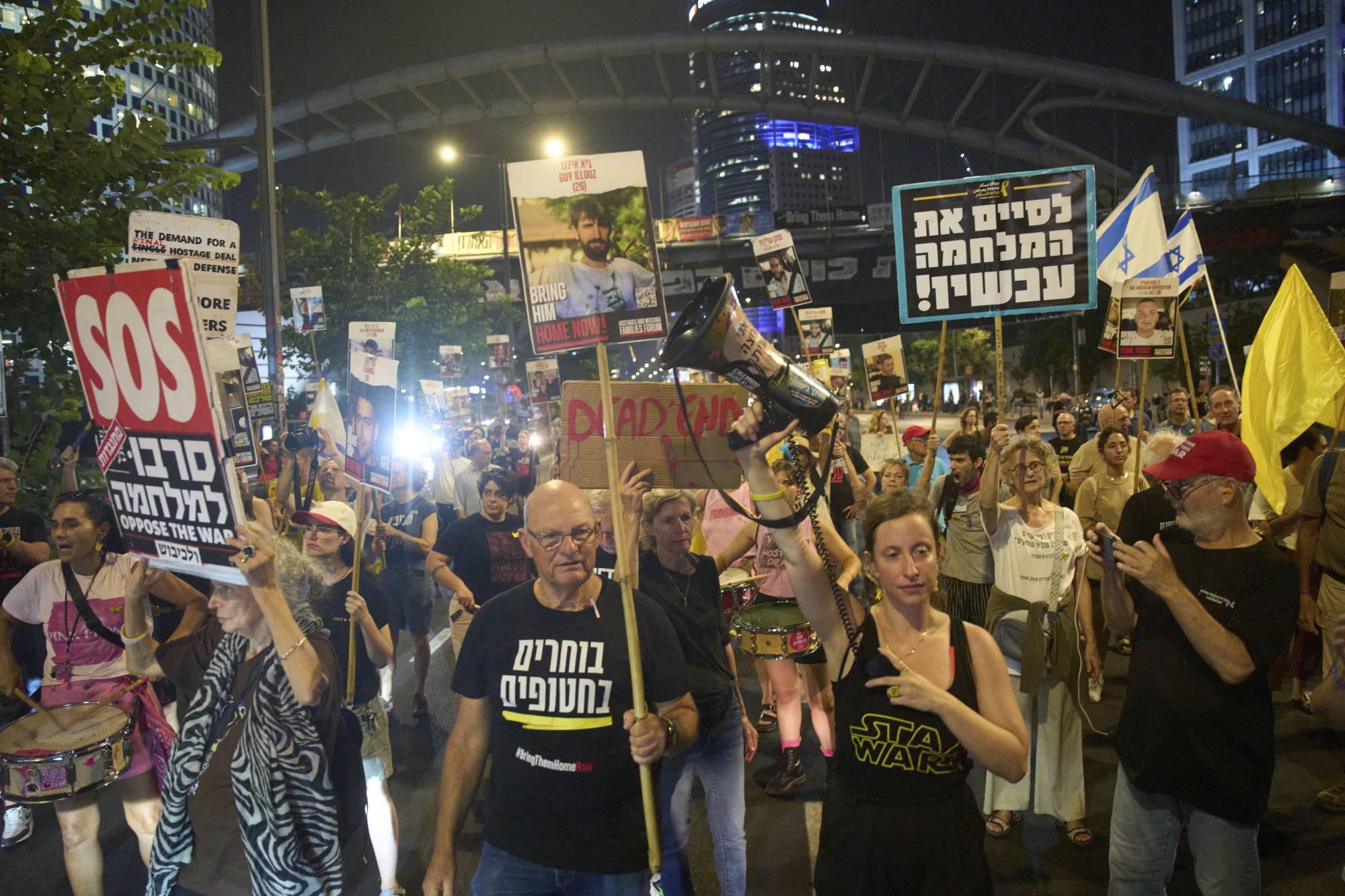 Gazze savaşının sona erdirilmesini ve Hamas tarafından esir tutulanların serbest bırakılmasını talep eden göstericiler, Tel Aviv, 12 Ağustos 2025 (AP)
