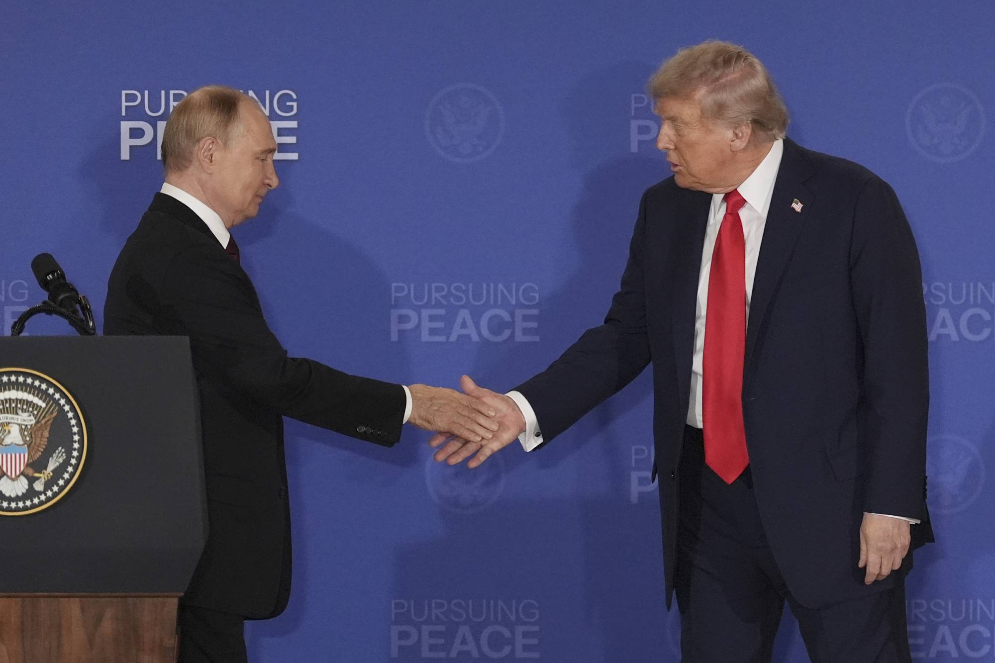  ABD Başkanı Donald Trump, ortak basın toplantısının ardından Rus mevkidaşı Vladimir Putin ile el sıkıştı (AP)