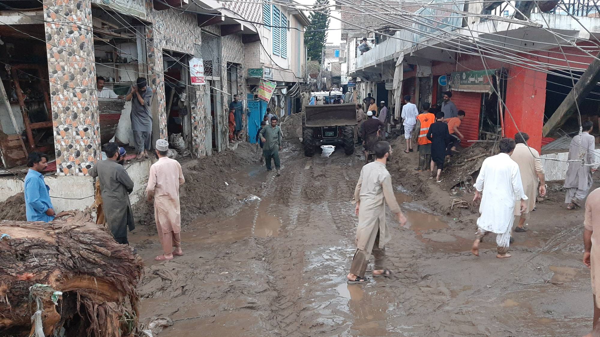 Pakistan'ın kuzeybatısındaki Swat Vadisi'nde ani sel felaketinin yol açtığı hasarı temizleyen insanlar (EPA)
