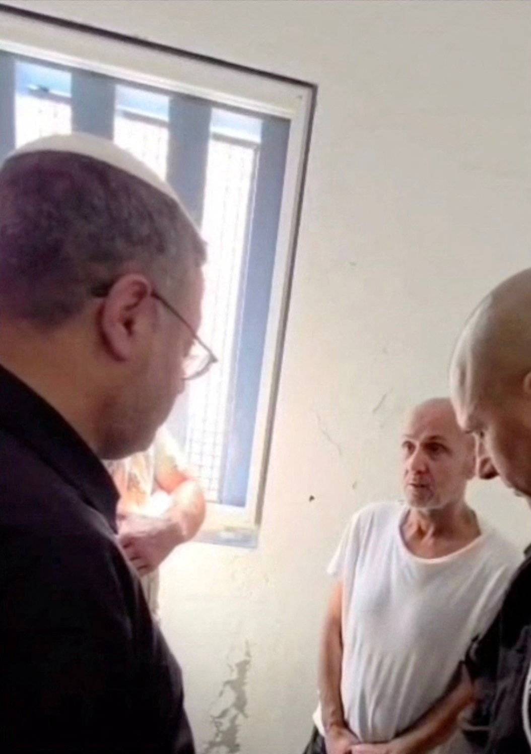 ) İsrail’in aşırı sağcı Ulusal Güvenlik Bakanı Itamar Ben-Gvir, Mervan Bergusi'yi hücresinde tehdit ederken (Reuters)