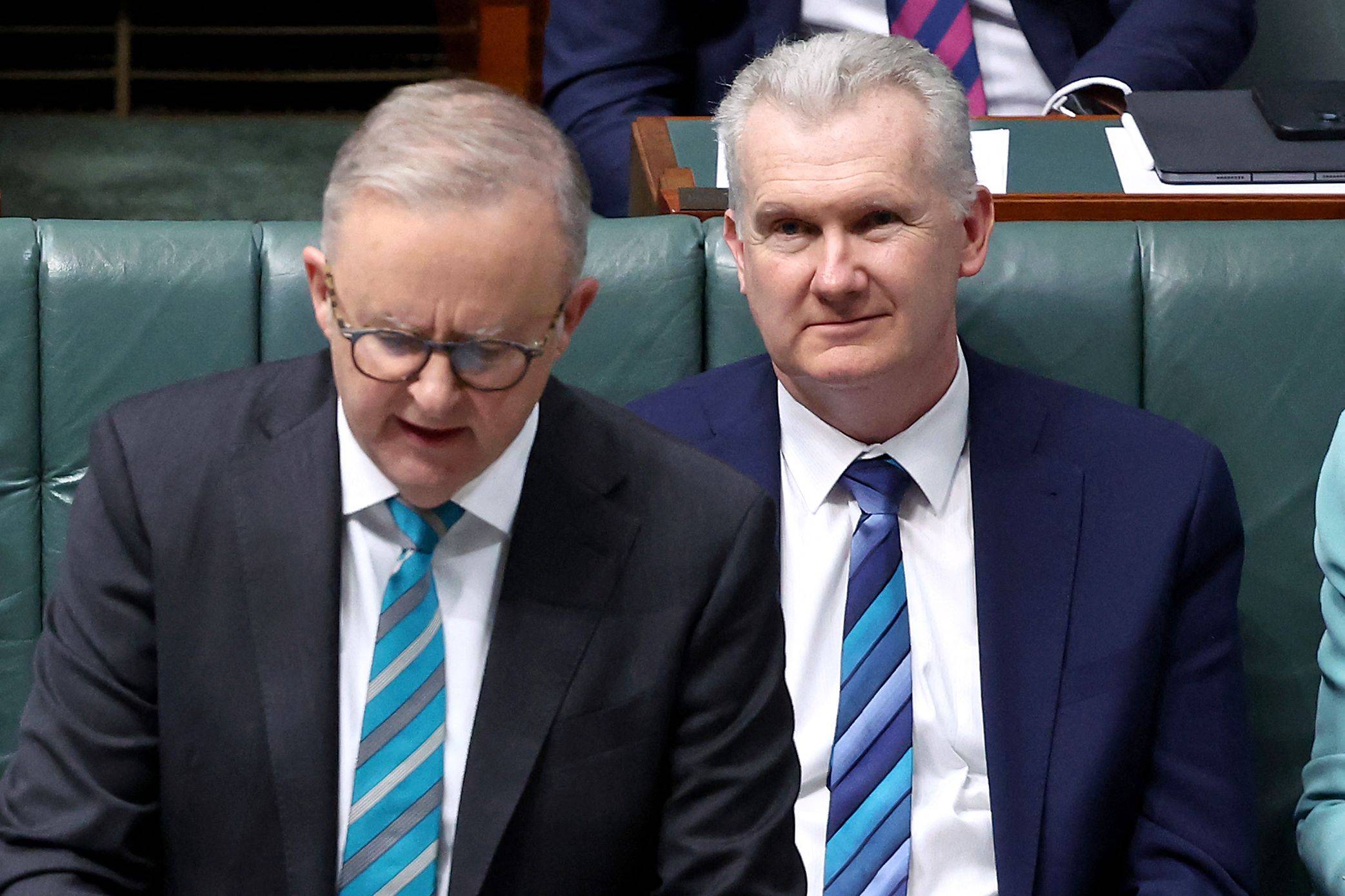 Avustralya İçişleri Bakanı Tony Burke (sağda), Avustralya Başbakanı Anthony Albanese'yi Avustralya Temsilciler Meclisi'nde dinlerken (AFP)
