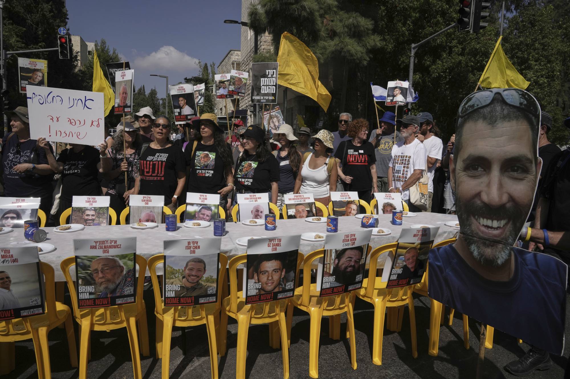 Hamas tarafından rehin alınan kişilerin yakınları ve destekçileri, onların derhal serbest bırakılmasını ve Gazze Şeridi'ndeki savaşın sona ermesini talep eden bir protesto eylemine katıldı. (AFP)