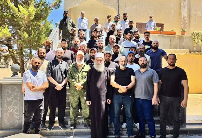 Süveyda'daki Ulusal Muhafızlar’ın liderleri, Şeyh Hikmet el-Hicri ile birlikte (Facebook)