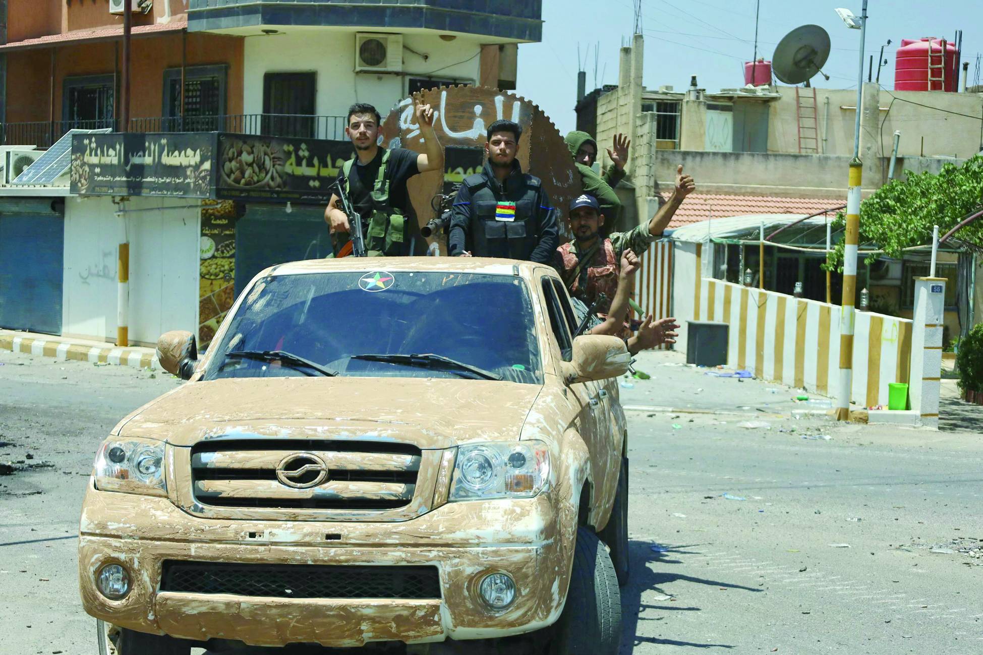 Şeyh Hikmet el-Hicri'ye sadık Dürzi milisler Süveyda'da devriye gezerken (AFP)