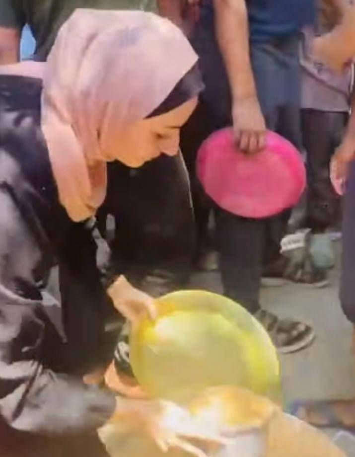 Filistinli Şeyma Saad gıda dağıtımı yapıyor.