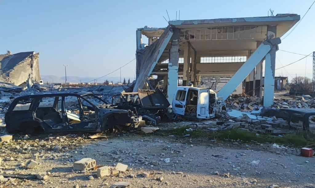 Humus kırsalındaki el-Kusayr kentinde Hizbullah’a ait tahrip olmuş bir karargâh (Independent Arabia)