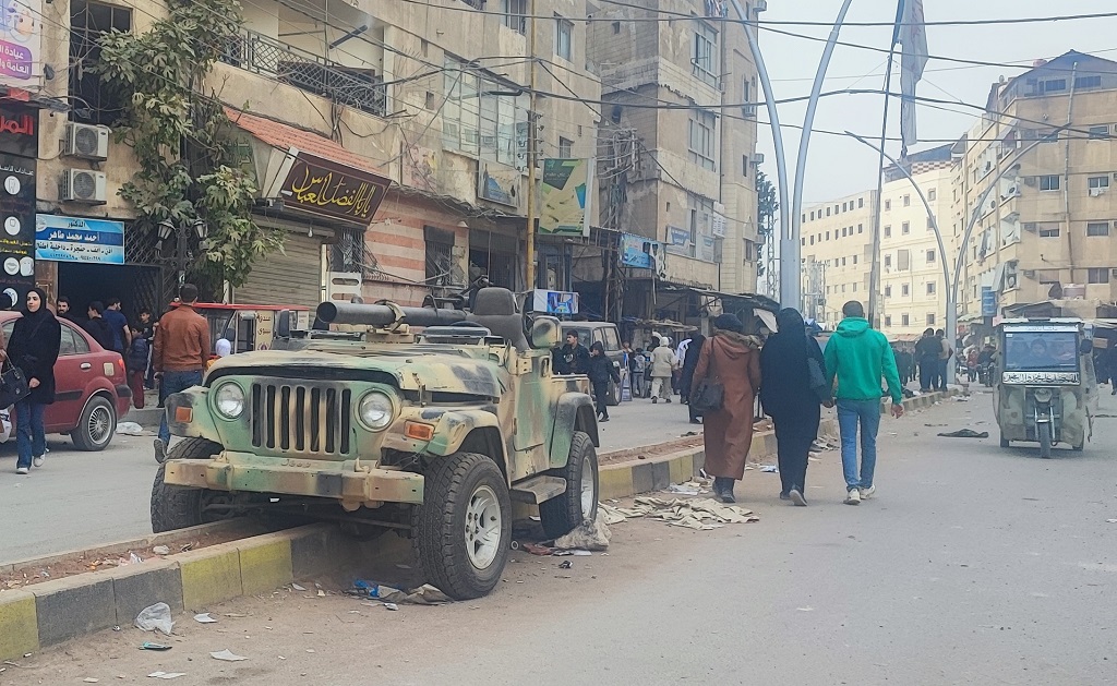 Hizbullah’a ait bir askeri araç, Esed’in devrildiği gece geri çekilirken bırakıldı. (Independent Arabia)