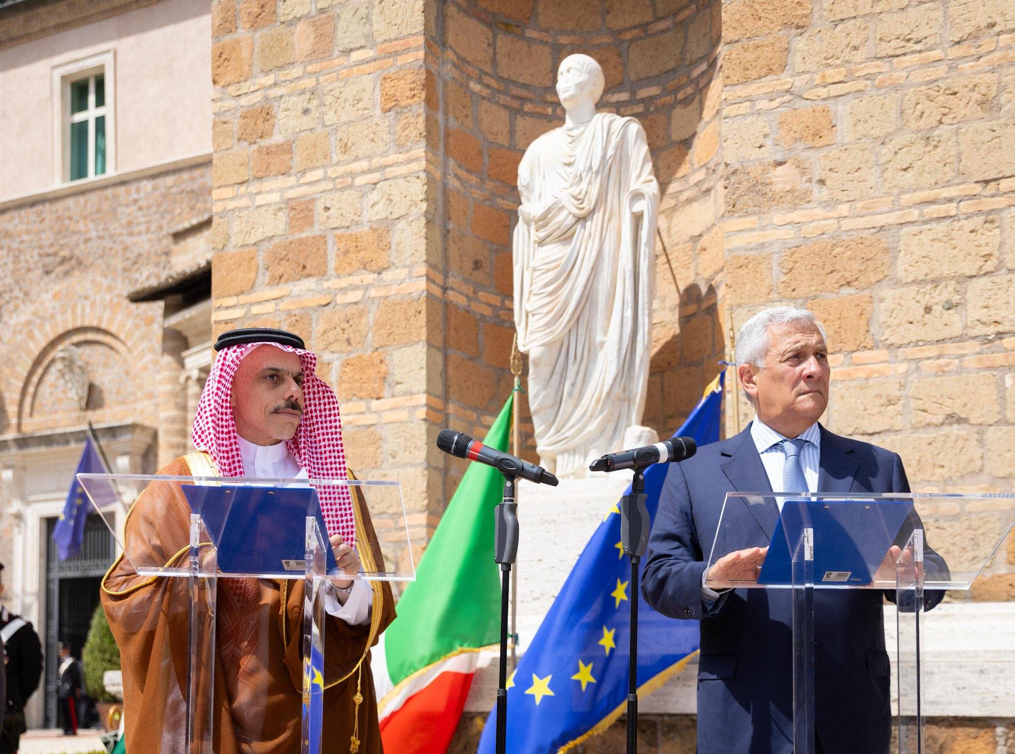  Bakan Antonio Tajani ve Prens Faysal bin Ferhan, dün Roma'da düzenlenen basın toplantısında (Suudi Arabistan Dışişleri Bakanlığı)