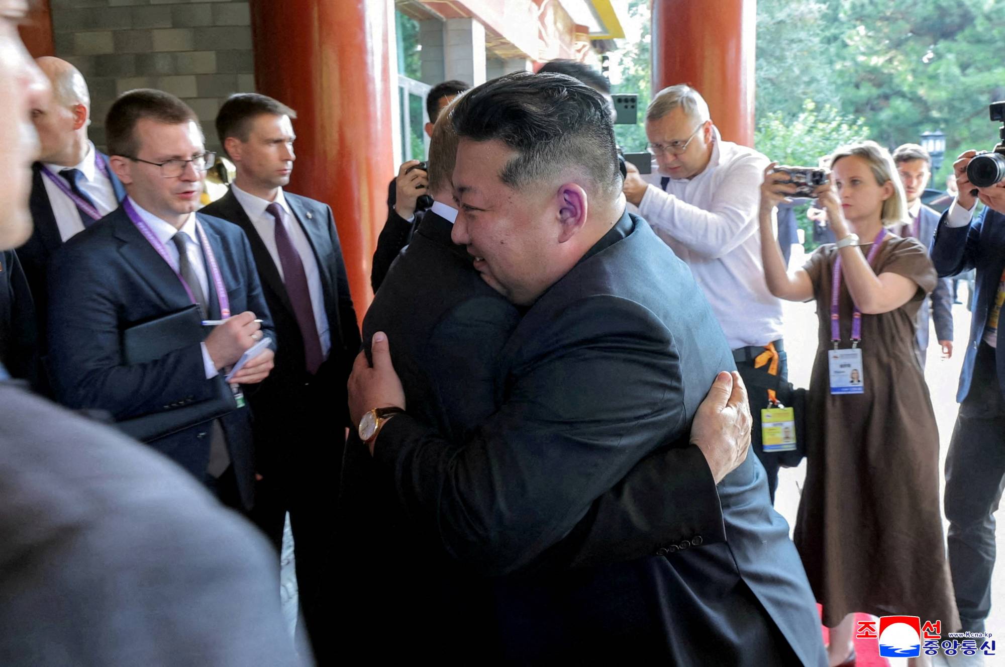 Kuzey Kore lideri Kim Jong Un, Çin'de II. Dünya Savaşı'nın sona ermesinin 80. yıl dönümünü anma törenlerine katılırken Rusya Devlet Başkanı Vladimir Putin'i kucaklıyor (Reuters)