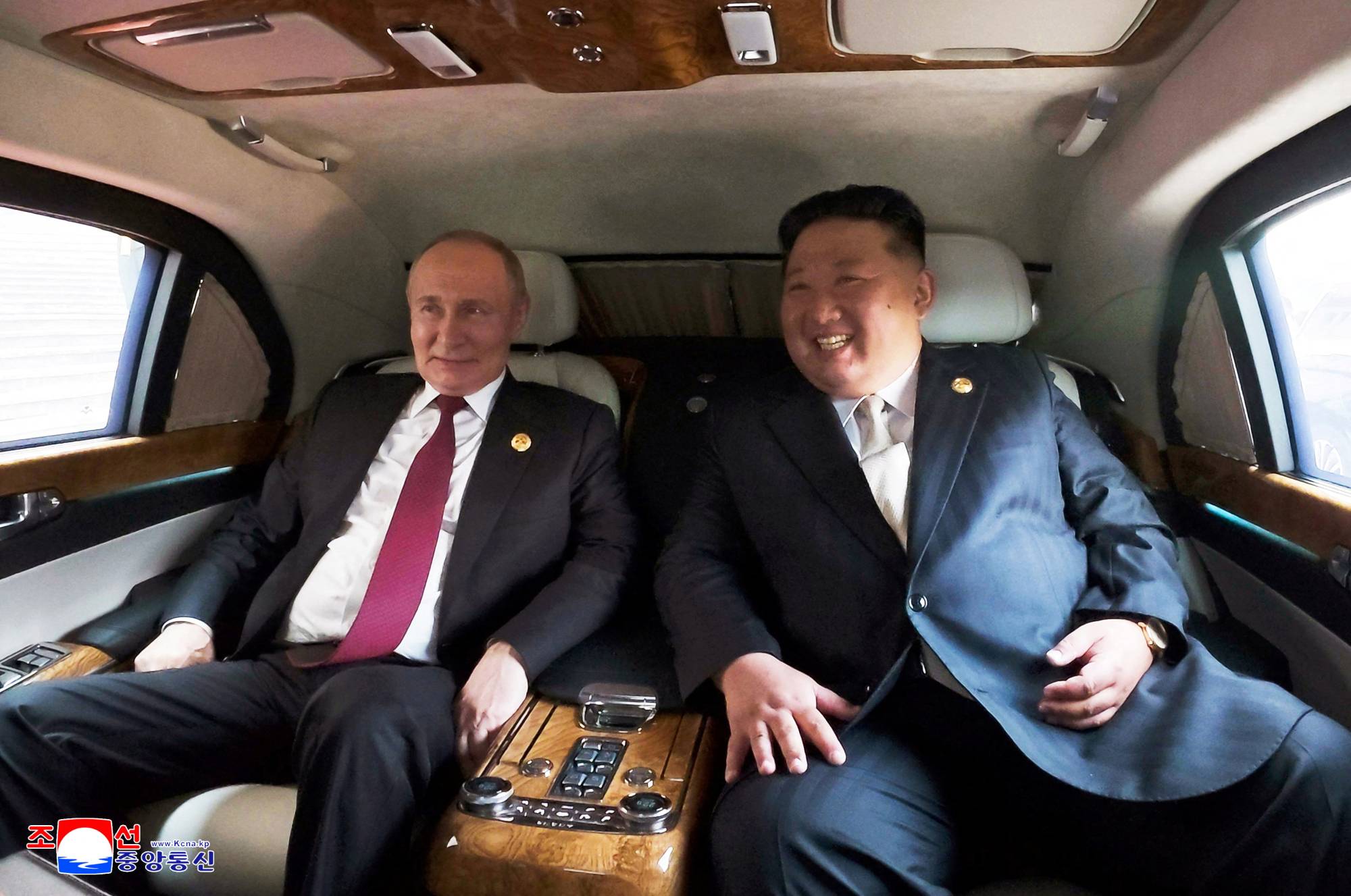  Putin ve Kuzey Kore lideri Kim Jong Un, Pekin ziyareti sırasında (Reuters)