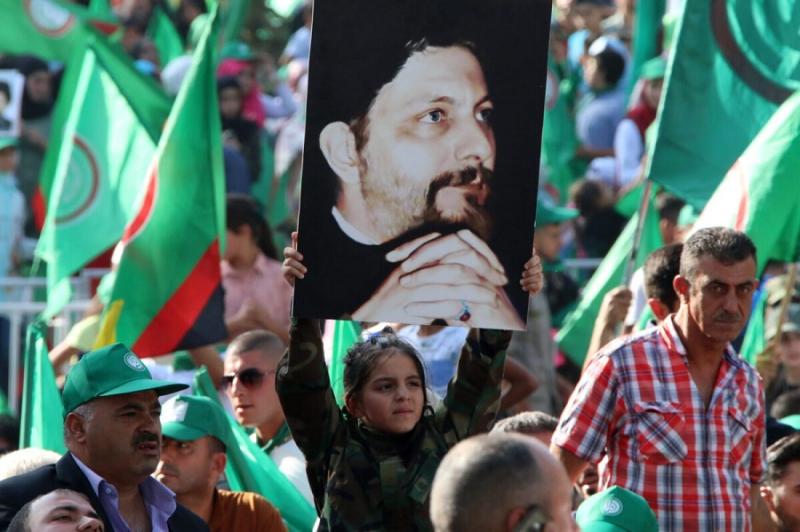 Şii Emel Hareketi'nin destekçileri, Ağustos 2018'de başkent Beyrut'un doğusundaki Baalbek kasabasında düzenlenen tören sırasında İmam Musa Sadr'ın fotoğraflarını kaldırıyor