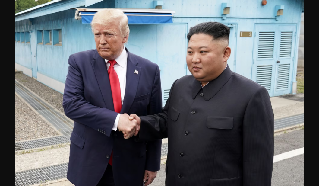  Kuzey Kore lideri Kim Jong-un, ABD Başkanı Donald Trump ile tokalaşıyor. (Reuters)