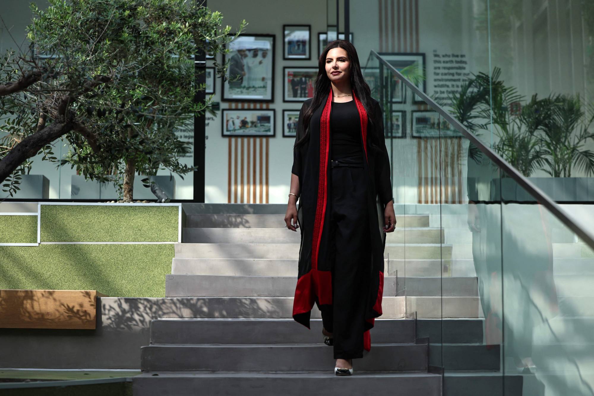 Nadin Ayoub, yarışma tarihinde ilk kez Miss Palestine kuşağını takmaya hazırlanıyor. (AFP)