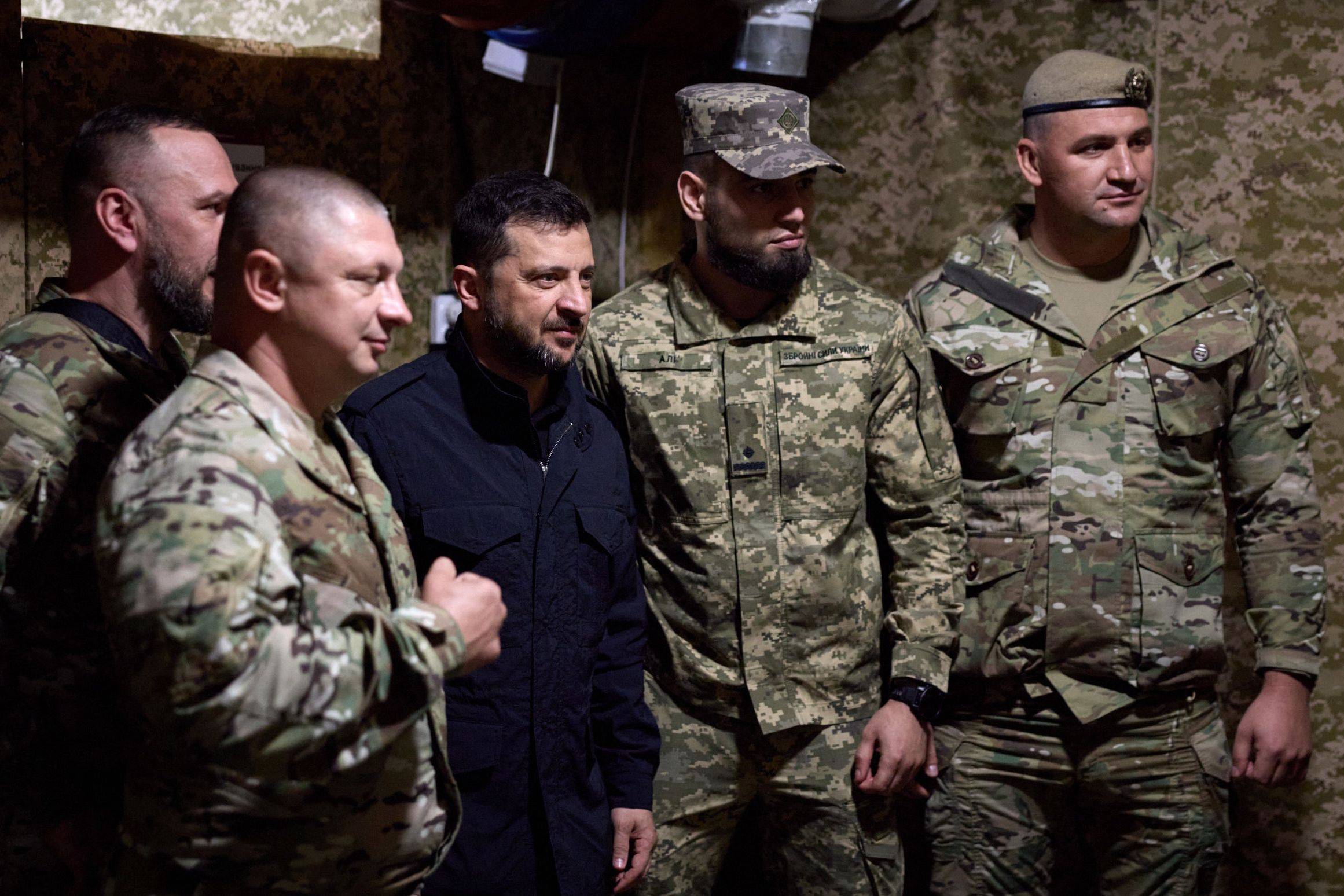 Ukrayna Devlet Başkanı Vladimir Zelenskiy, Donetsk bölgesindeki cephe hattında Ukraynalı askerlerle birlikte (AFP)