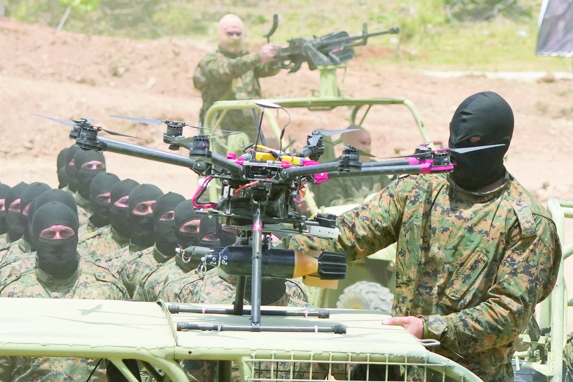 Mayıs 2023'te Lübnan'ın güneyinde gerçekleştirilen askeri tatbikat sırasında Hizbullah savaşçıları (Arşiv – AP)