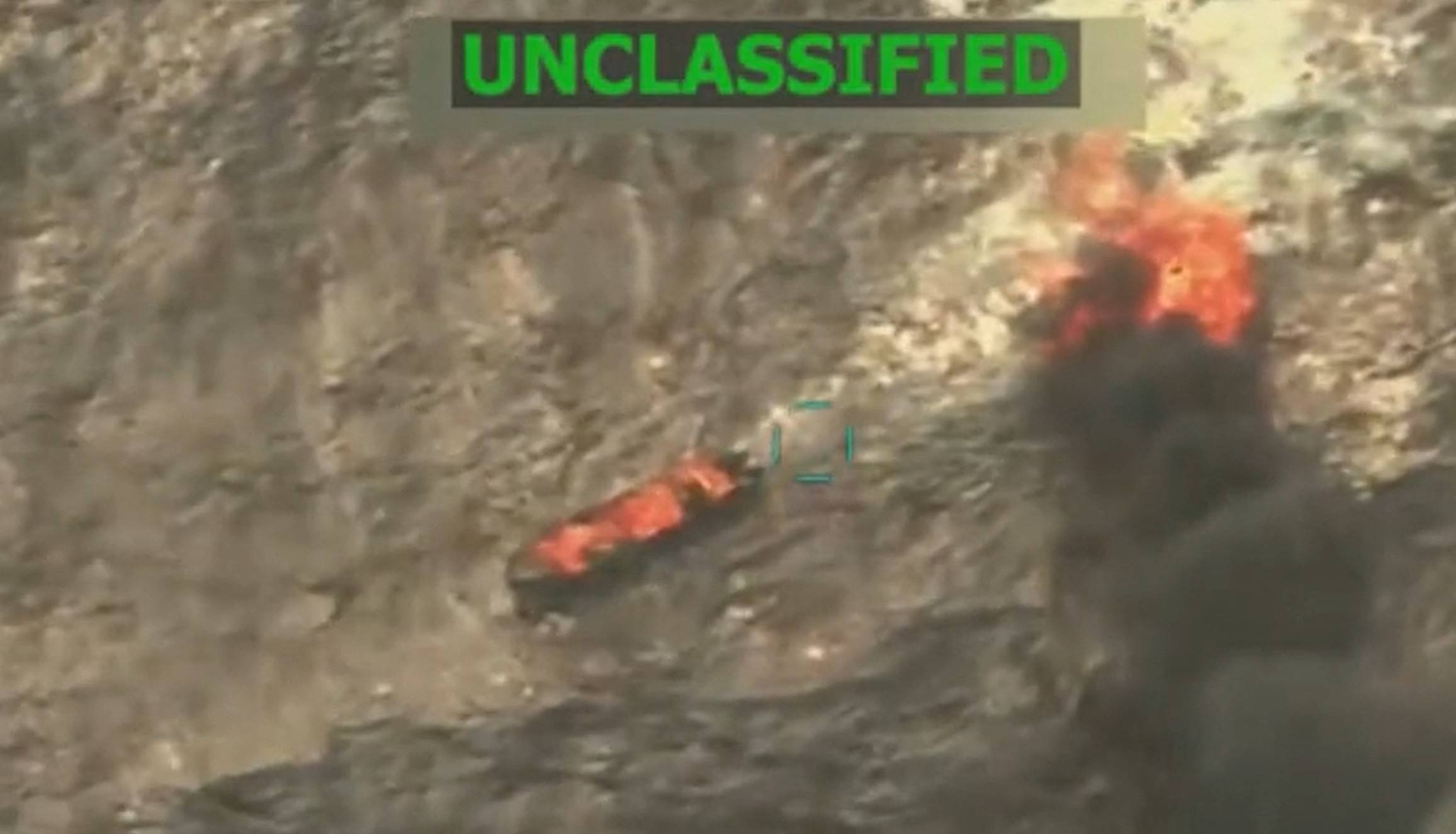 ​​​​​​​Karayip Denizi'nde uyuşturucu kaçakçıları taşıdığı iddia edilen bir tekneye ABD'nin düzenlediği saldırıyı gösteren videodan alınan ekran görüntüsü (AFP)