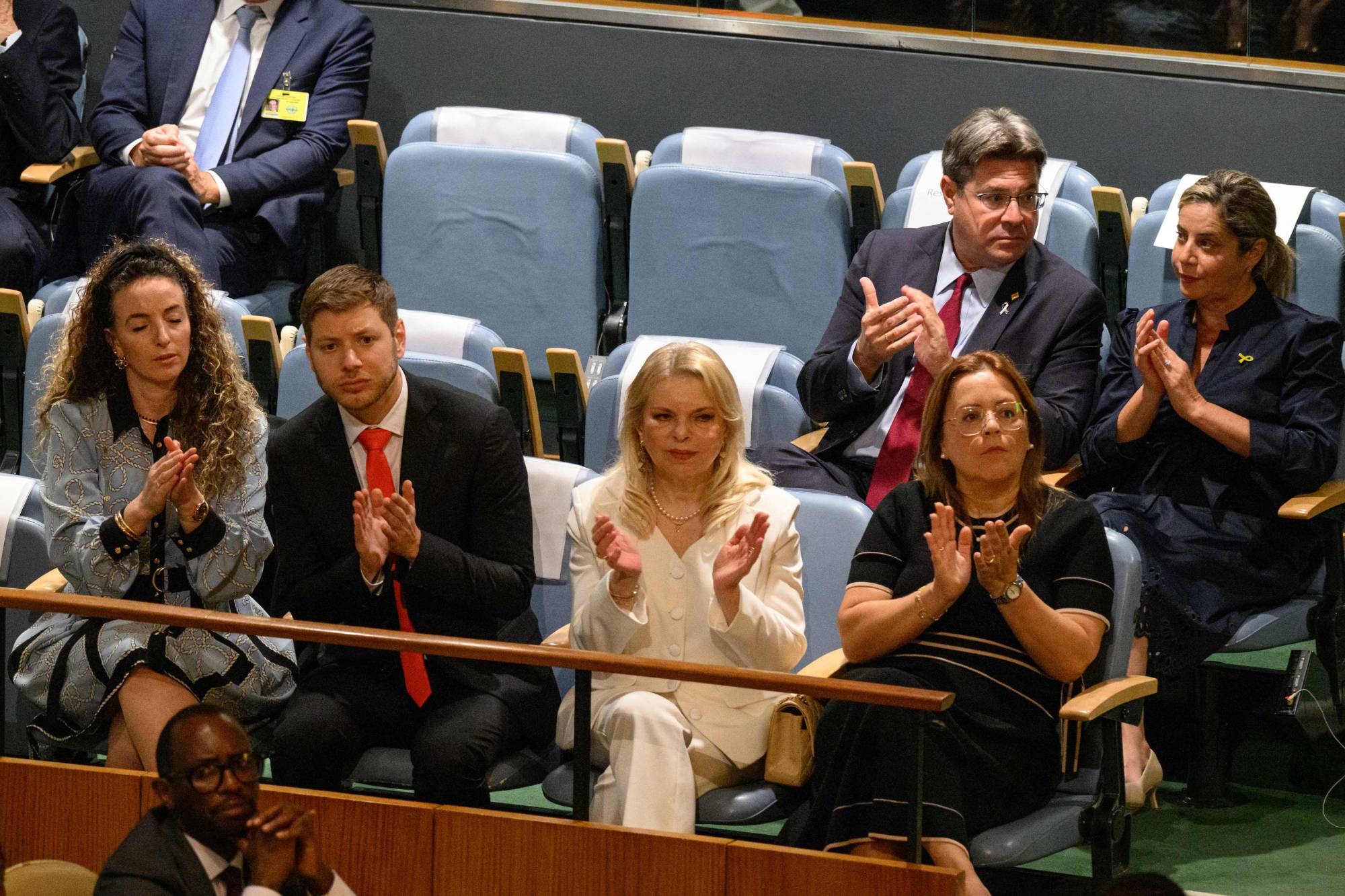 İsrail Başbakanı'nın eşi Sara Netanyahu ve heyet üyeleri, dün Birleşmiş Milletler'de (BM) yaptığı konuşma sırasında Binyamin Netanyahu’yu alkışlıyor. (AFP)