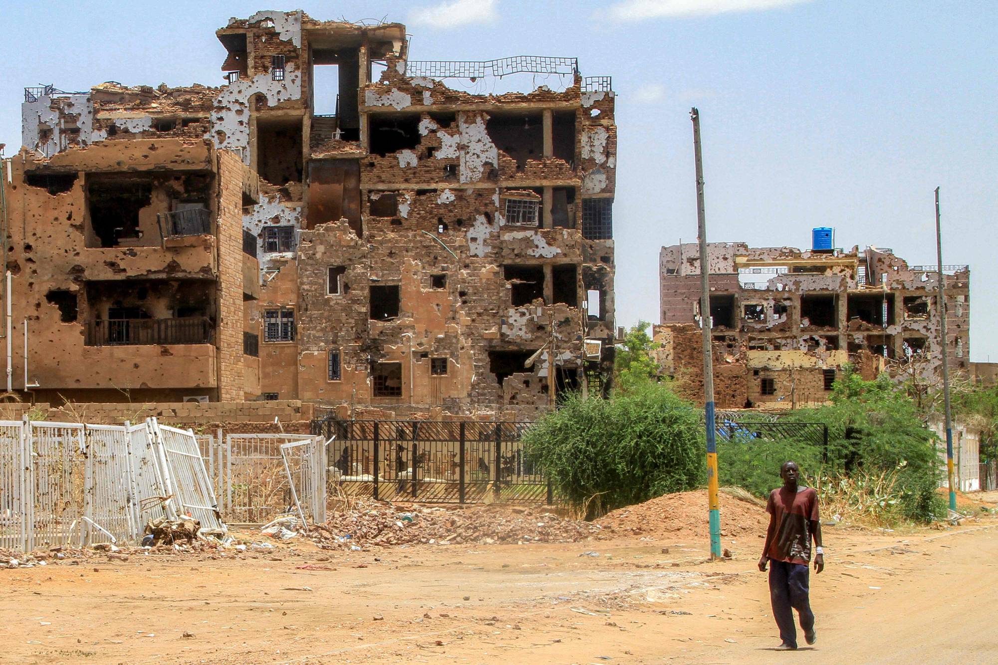 ​​​​​​​Ordu ile HDK arasındaki çatışmalar ülkenin altyapısına büyük zarar verdi (AFP)