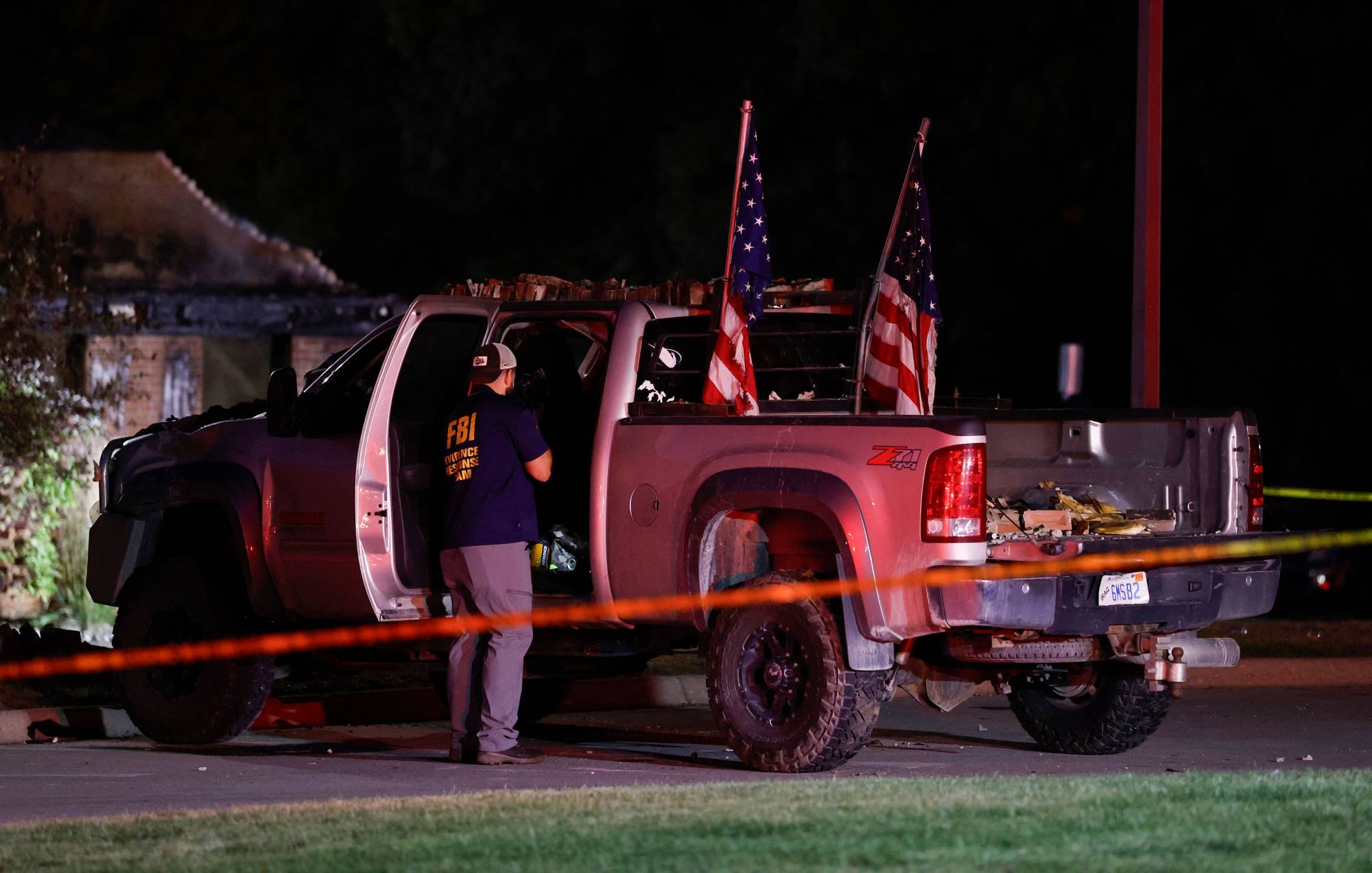 FBI adli tıp uzmanı, Michigan'daki bir Mormon kilisesine düzenlenen saldırının failinin kamyonunu inceliyor (AFP)