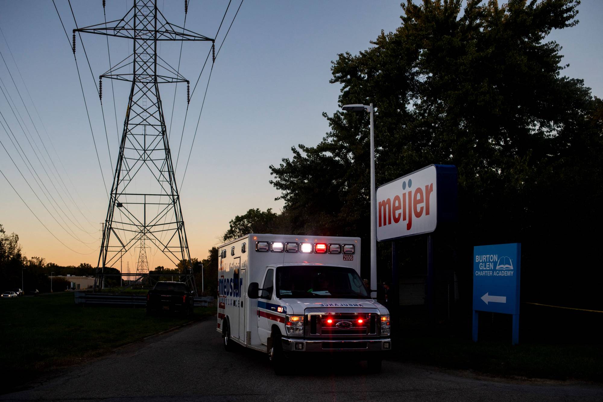 Michigan'daki Mormon kilisesine düzenlenen saldırının yakınında bir ambulans görülüyor (AFP)