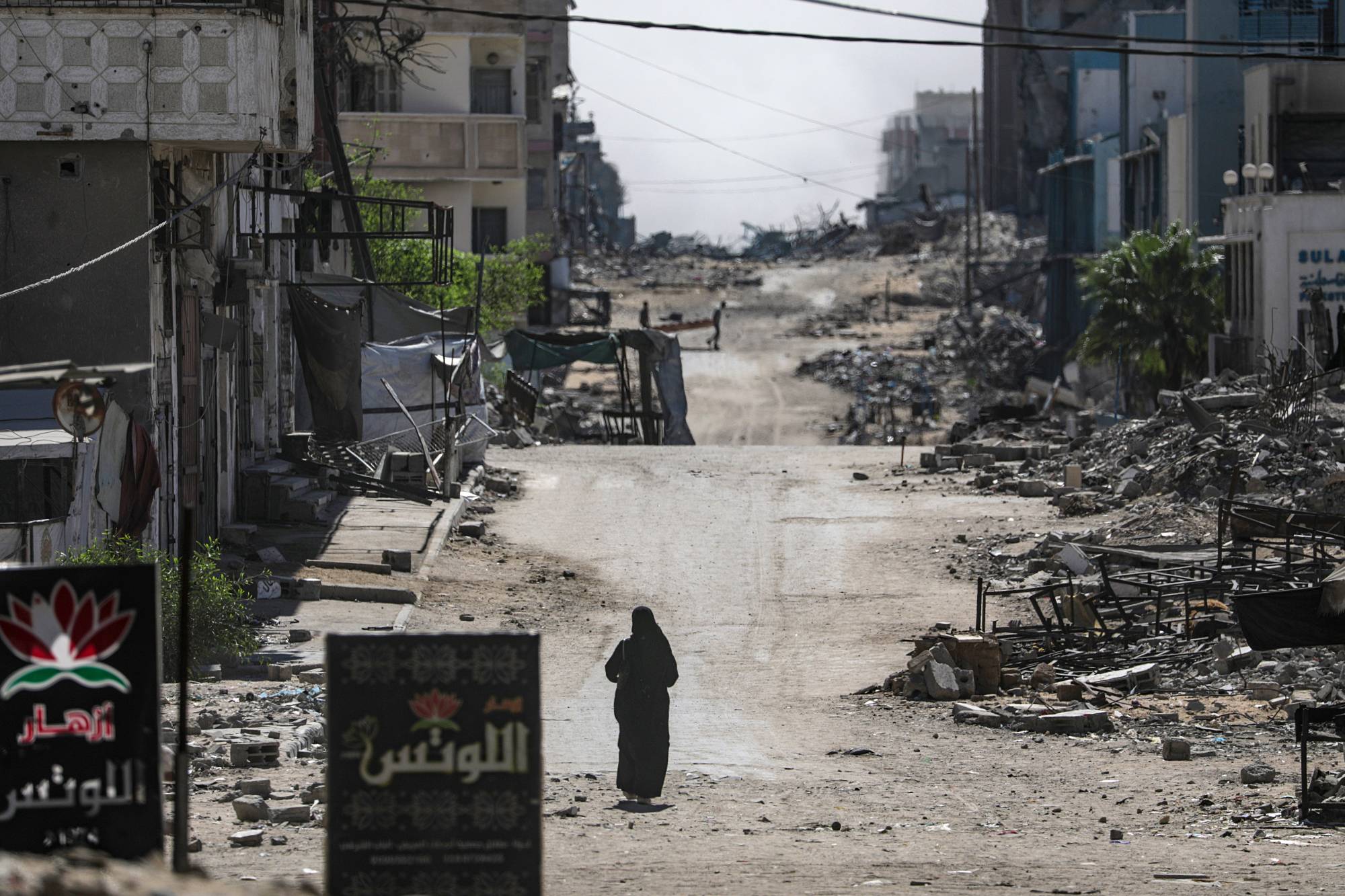 İsrail'in hava saldırısının ardından Gazze şehrinde boş bir caddede yürüyen Filistinli bir kadın, 1 Eylül 2025 (EPA)