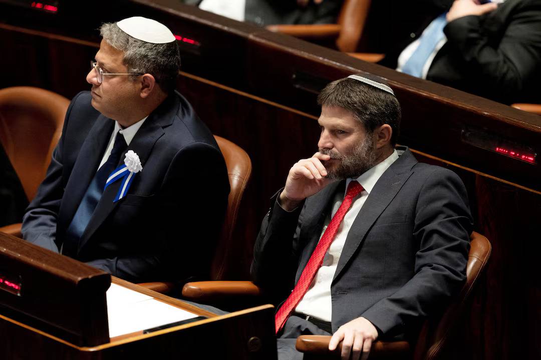 İsrail'in aşırı sağcı Ulusal Güvenlik Bakanı Itamar Ben-Gvir ve Maliye Bakanı Bezalel Smotrich, Knesset'te yan yana oturuyor. (Arşiv – Reuters)