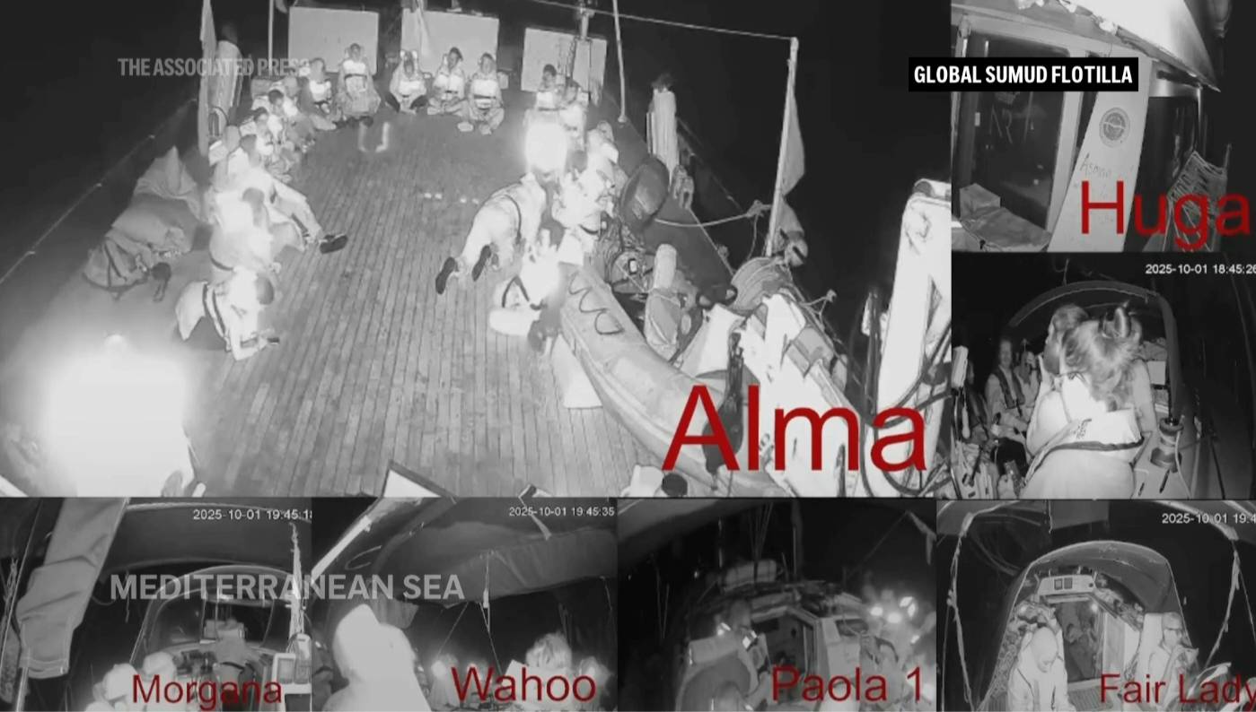 Gazze Şeridi'ne doğru yola çıkan Küresel Sumud Filosu gemilerindeki aktivistler, kuşatma altındaki Filistin topraklarına yaklaşırken İsrail donanmasının kendilerini durdurmaya başladığını söylediler. (AP)