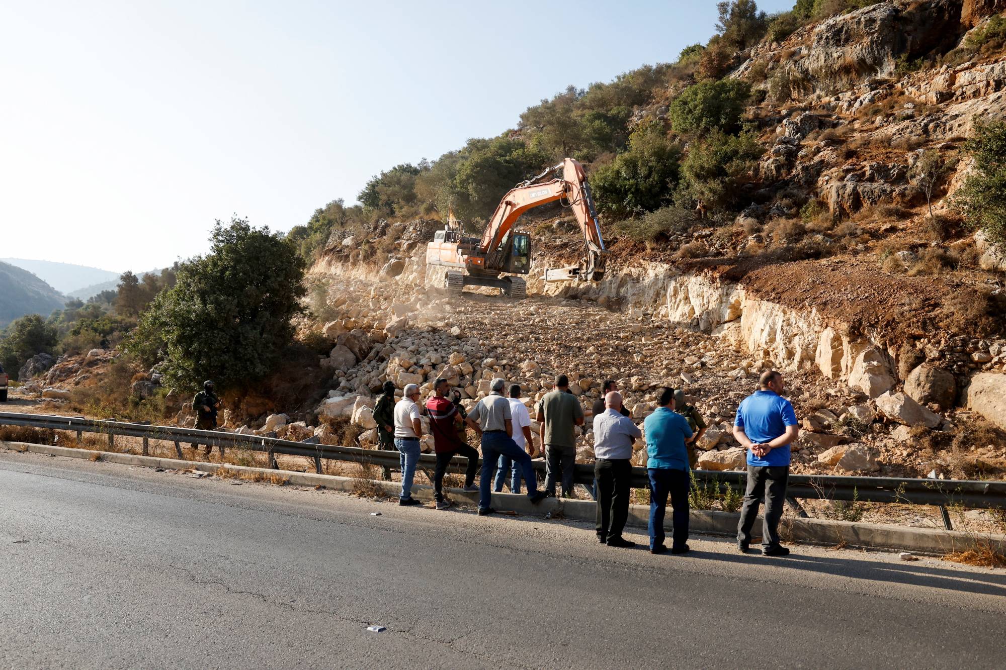 İsrail yerleşimlerini Batı Şeria'ya bağlayan bir yolun genişletilmesine karşı protesto düzenleyen Filistinliler (Reuters)