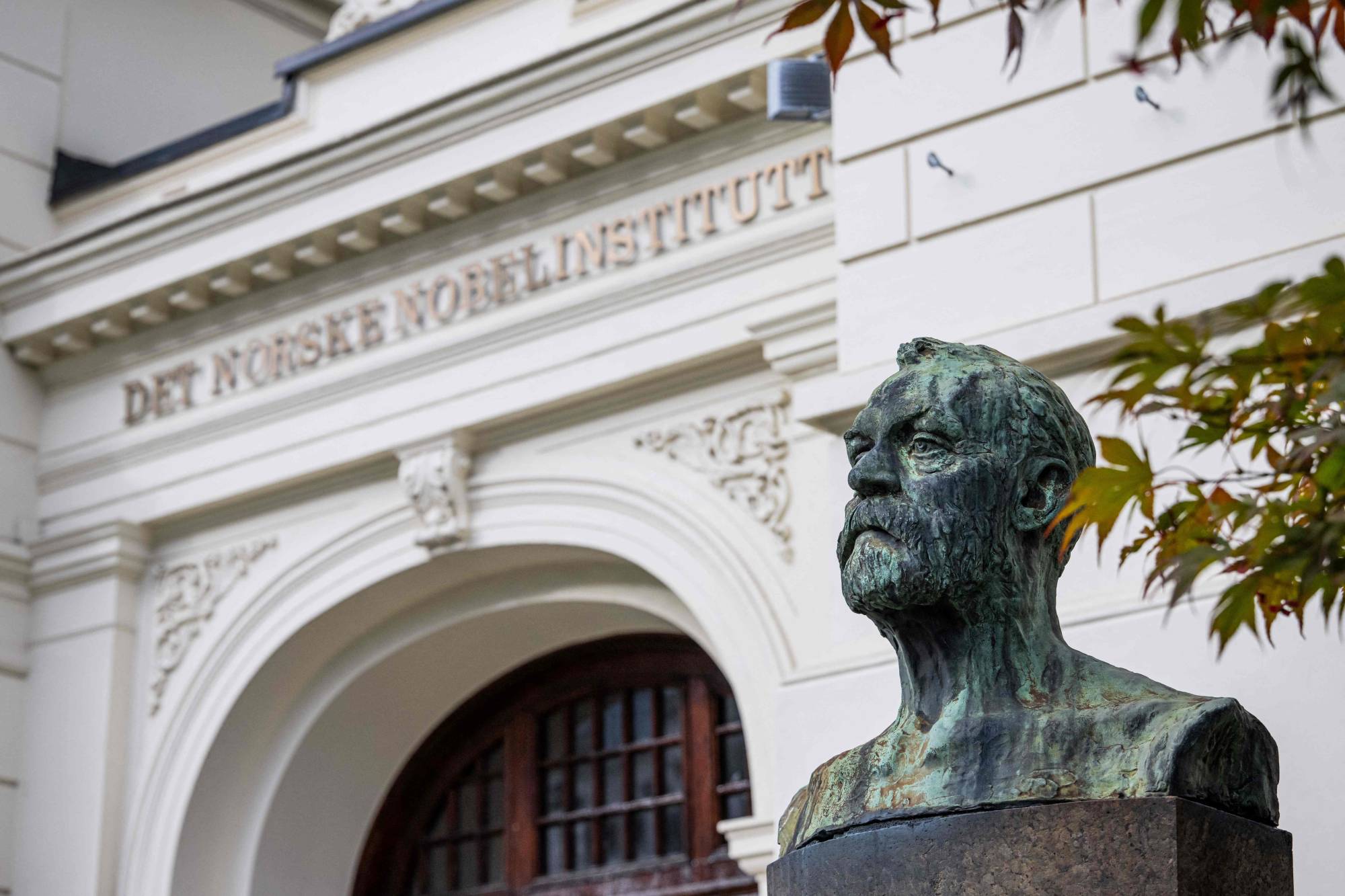 Oslo'daki Norveç Nobel Enstitüsü'nün dışında Alfred Nobel'in (1833-1896) büstü (AFP)