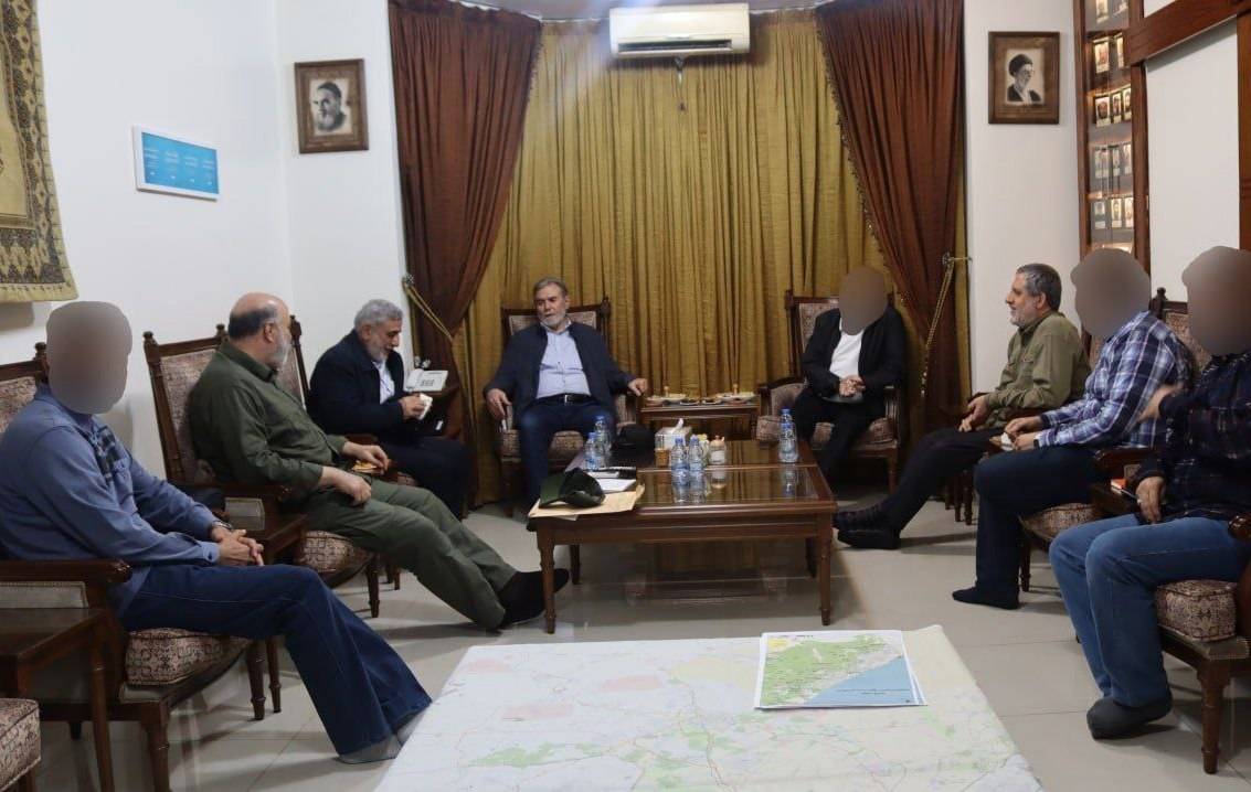 İran Devrim Muhafızları Ordusu (DMO) Kudüs Gücü Komutanı İsmail Kaani, İslami Cihad Hareketi Genel Sekreteri Ziyad en-Nehhale ve Kudüs Gücü komutanları Said İzdi ve Muhammed Rıza Zahidi, 7 Ekim saldırısının ardından düzenlenen bir toplantıda (DMO'nun internet sitesi)