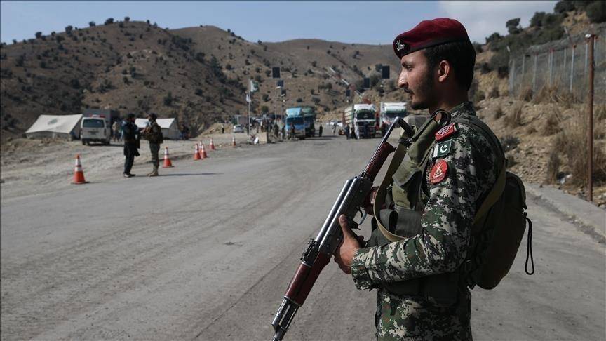 Peşaver dışında nöbet tutan bir Pakistan askeri (Arşiv, sosyal medya)