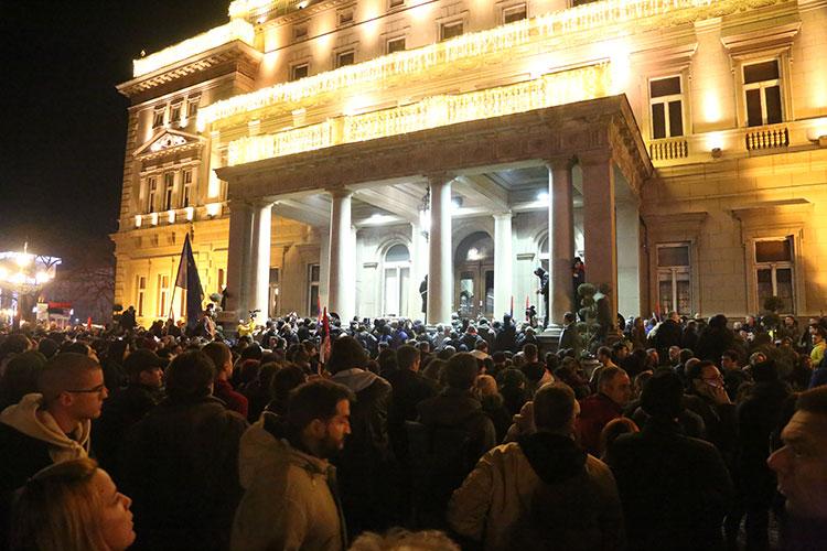 Göstericiler seçimlerin yenilenmesi talebiyle toplandı (AA)