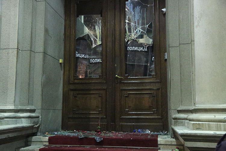 Bazı göstericiler belediye meclisinin kapılarını kırdı (AA)