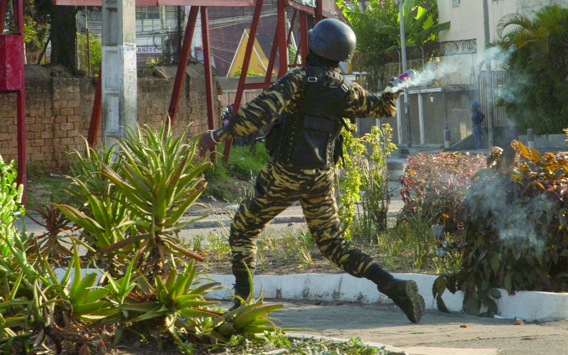 Madagaskar polisi başkent Antananarivo'daki protestoculara göz yaşartıcı gaz attı (Reuters)