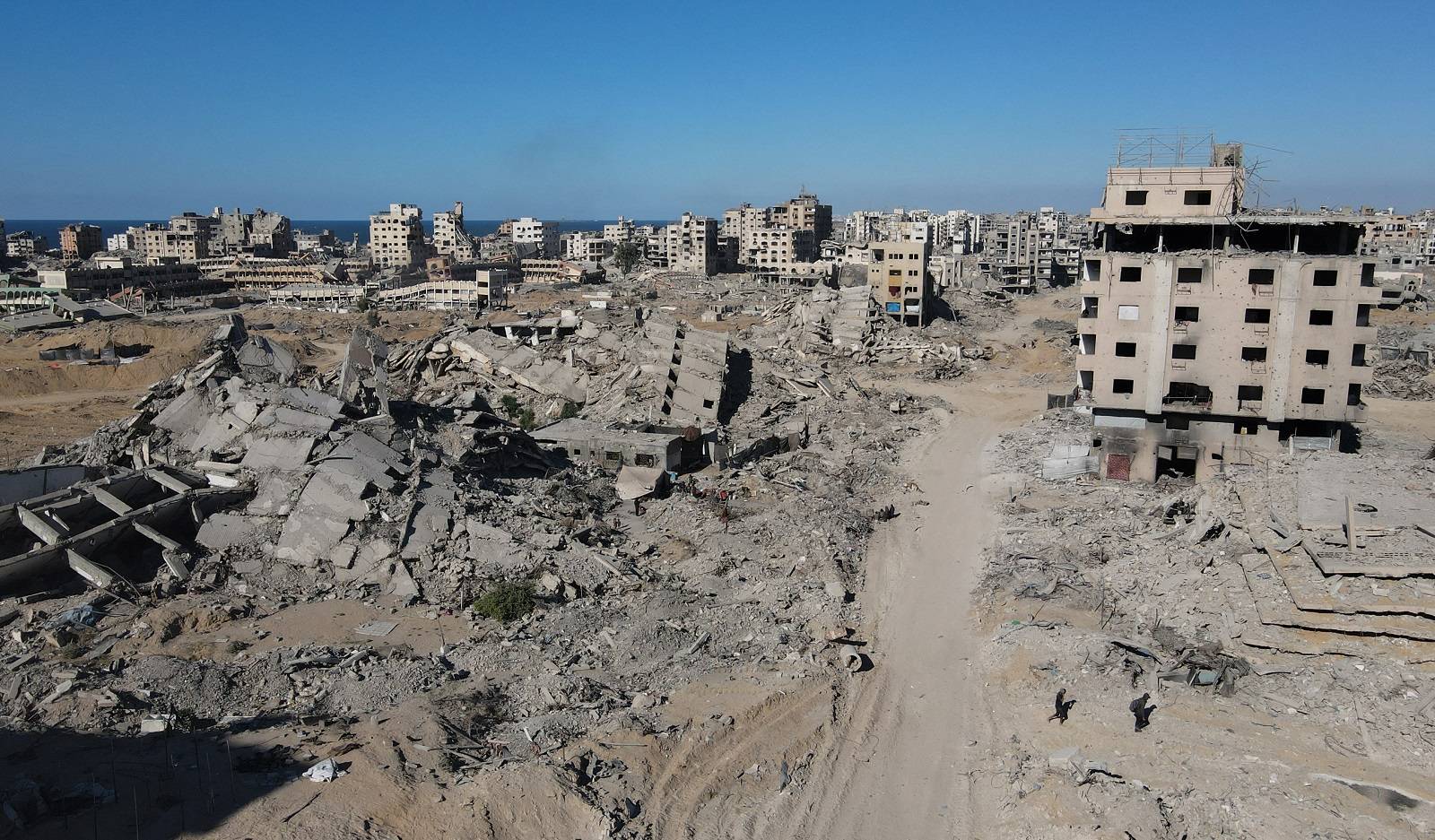 Gazze Şeridi'nin güneyinde İsrail hava saldırıları sonucu yıkılan evler (AFP)