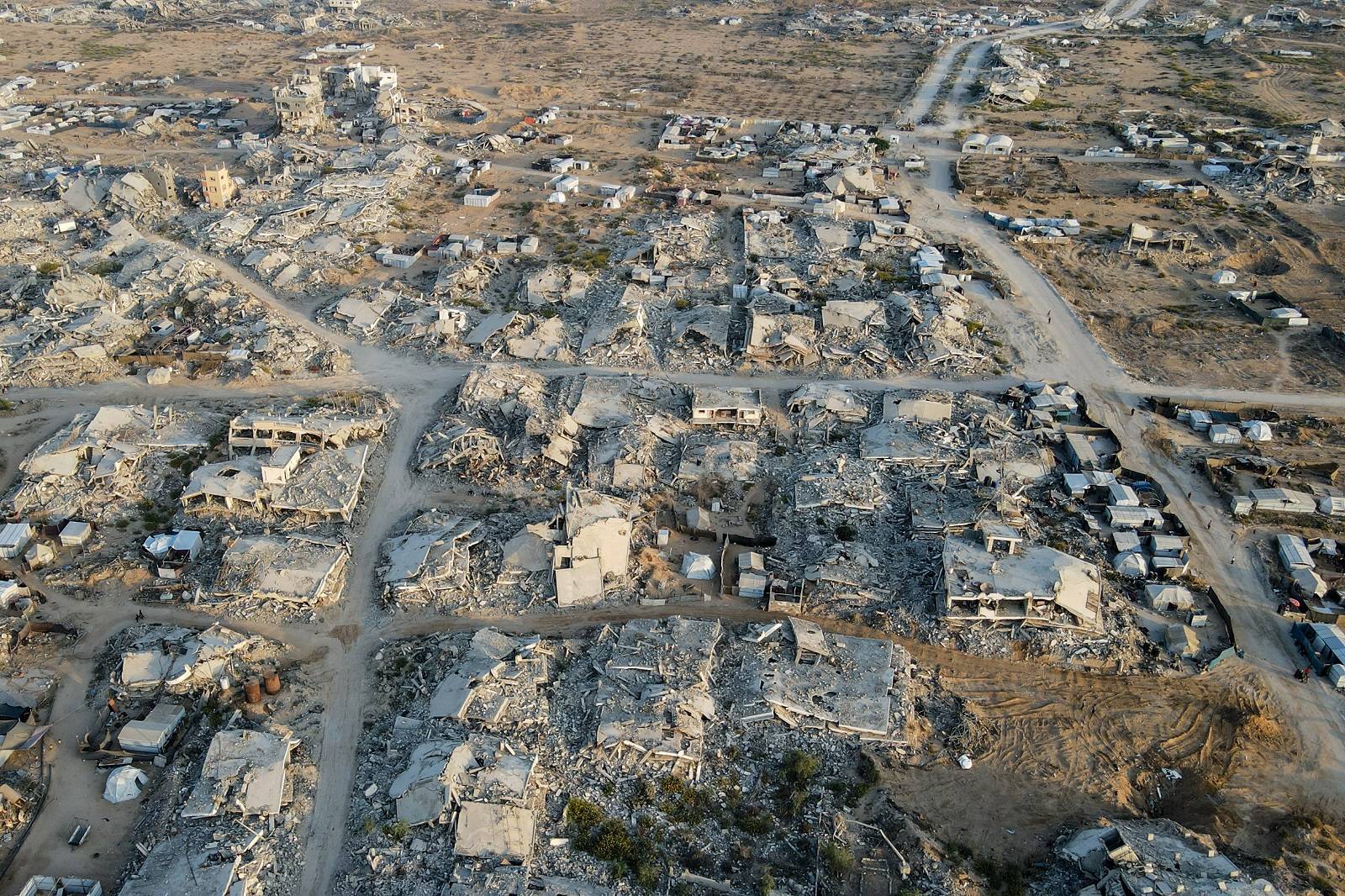 Gazze şehrinin er-Rimal mahallesindeki yıkılmış binaları gösteren bir fotoğraf (AFP)