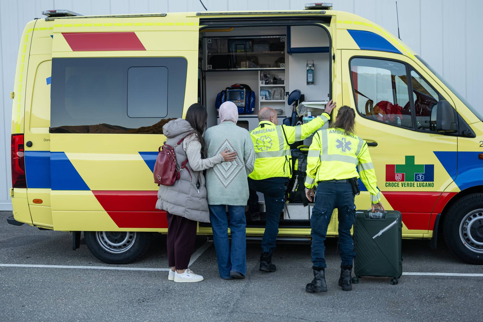 Gazze Şeridi'nden yaralı Filistinli çocuklar, İsviçre'nin Lugano Havalimanı'na vardıklarında ambulansa biniyorlar. (EPA)