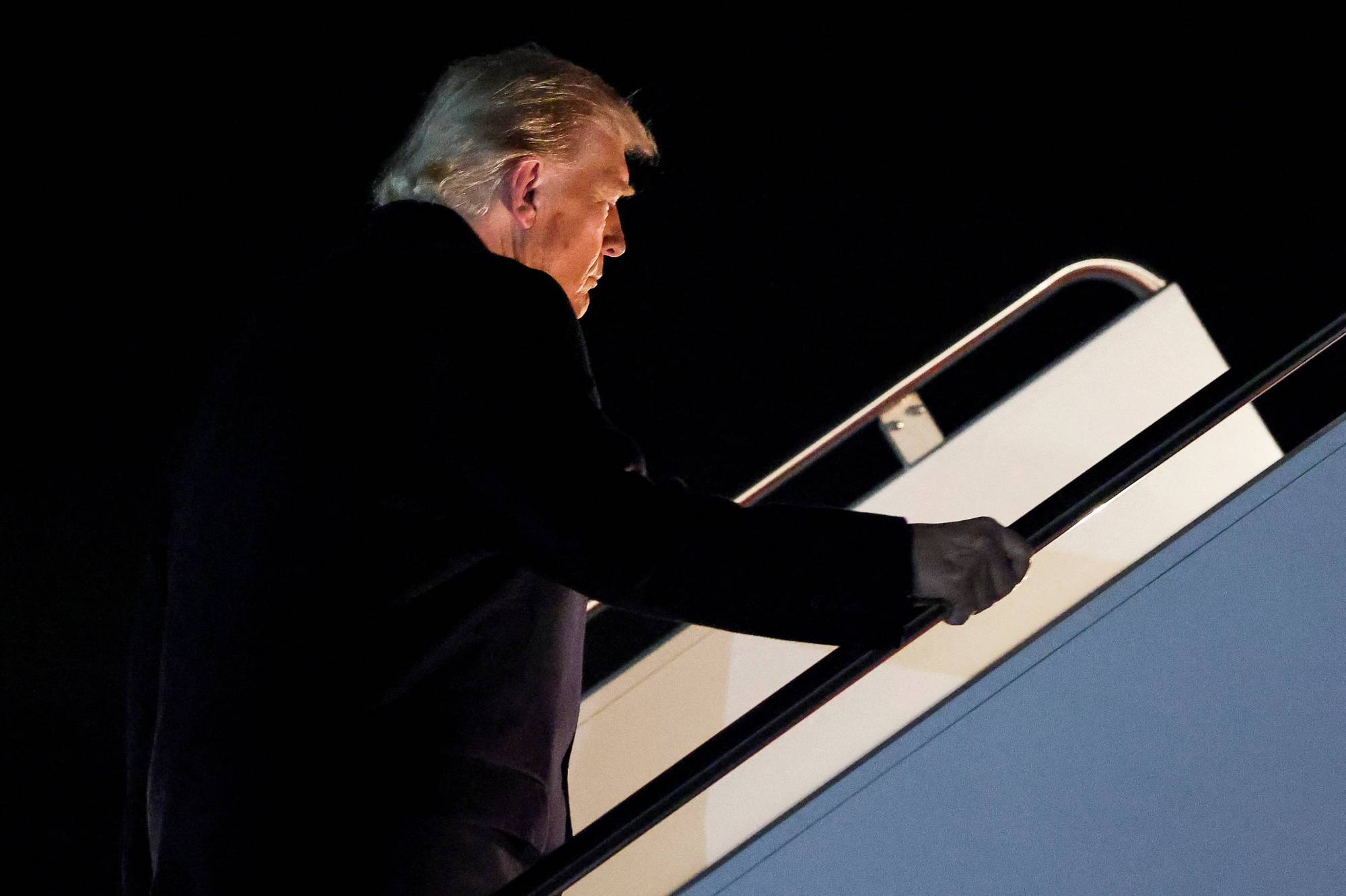ABD Başkanı Donald Trump, Asya'ya gitmek üzere Air Force One uçağına bindi (Reuters)
