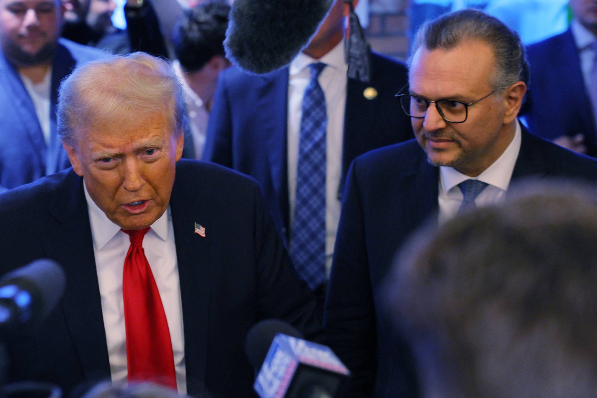 ABD Başkanı Donald Trump ve onun Arap ve Afrika İşlerinden Sorumlu Başdanışmanı Massad Boulos, Kasım 2024'teki seçim mitinginde (Reuters)