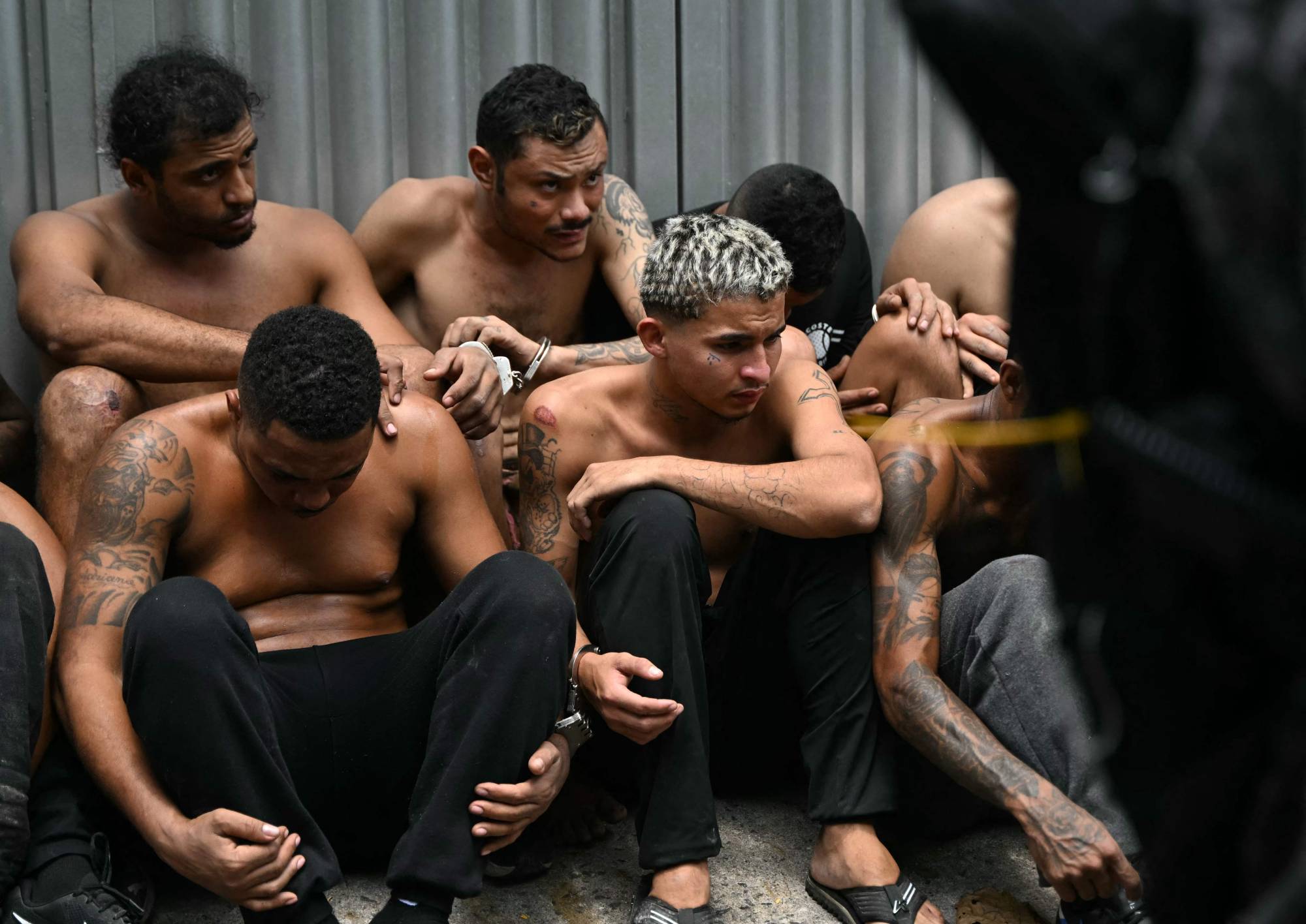 Brezilya'nın Rio de Janeiro kentinde 28 Ekim 2025'te düzenlenen güvenlik operasyonu sırasında gözaltına alınanlar tutuklandı (AFP)