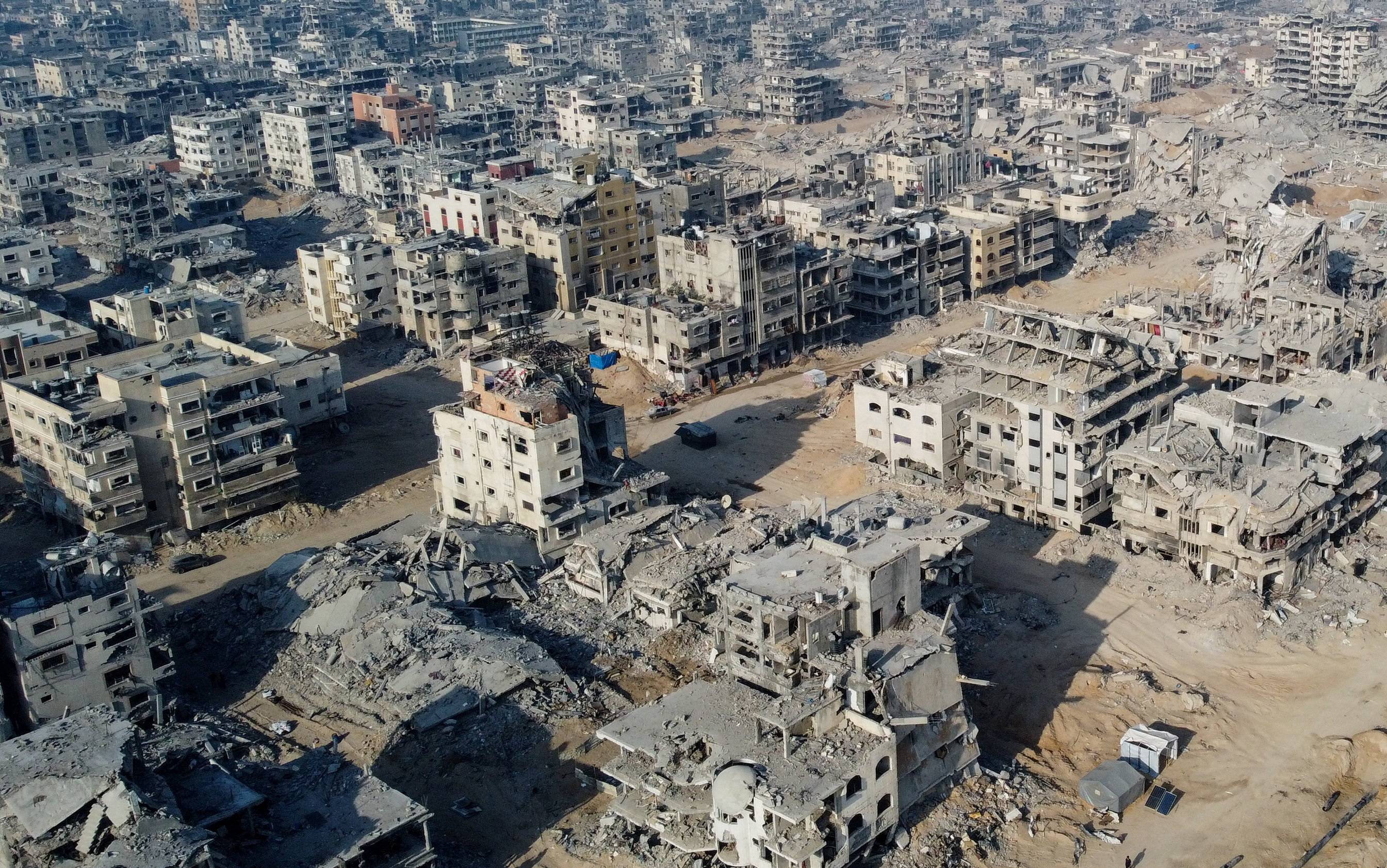 İsrail'in Gazze Şeridi'ne düzenlediği hava saldırılarının yol açtığı yıkımdan (Reuters)