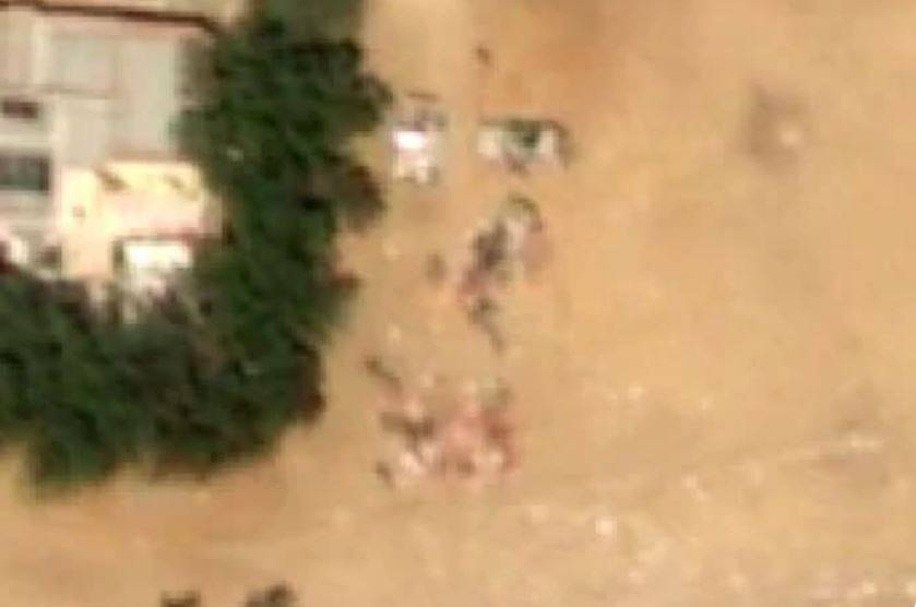 El-Faşir'in ed-Derace mahallesindeki cesetleri gösteren uydu görüntüsü (Yale Üniversitesi İnsani Araştırmalar Laboratuvarı)