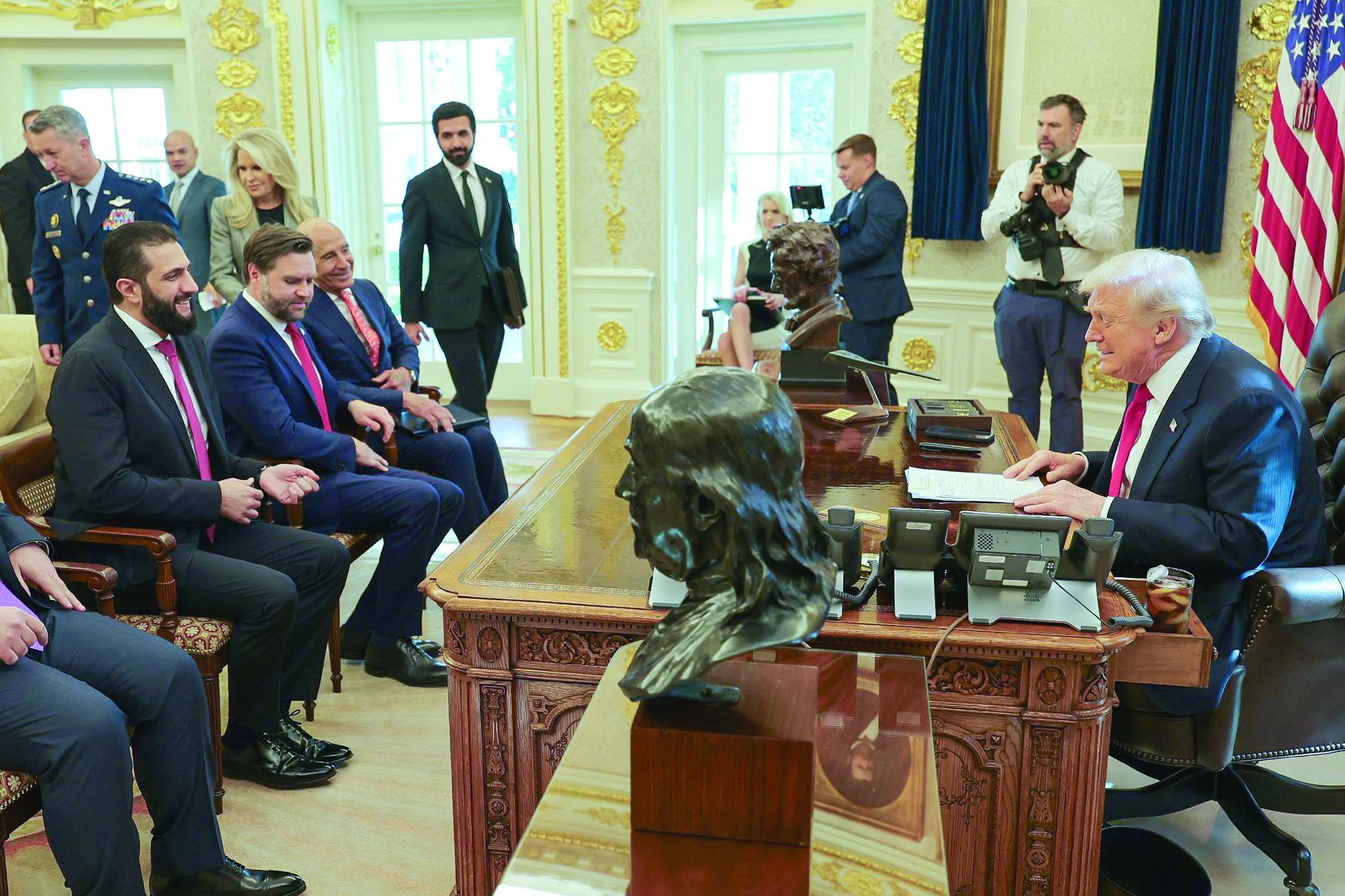 Suriye resmi haber ajansı SANA tarafından yayınlanan bir fotoğrafta, Suriye Cumhurbaşkanı Ahmed eş-Şera, üst düzey ABD’li ve Suriyeli yetkililerin huzurunda ABD Başkanı Donald Trump'ın karşısında otururken görülüyor. (AP)