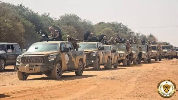  Libya'nın güney sınırındaki güvenlik devriyesi (Libya Ulusal Ordusu Kara Kuvvetleri Komutanlığı)