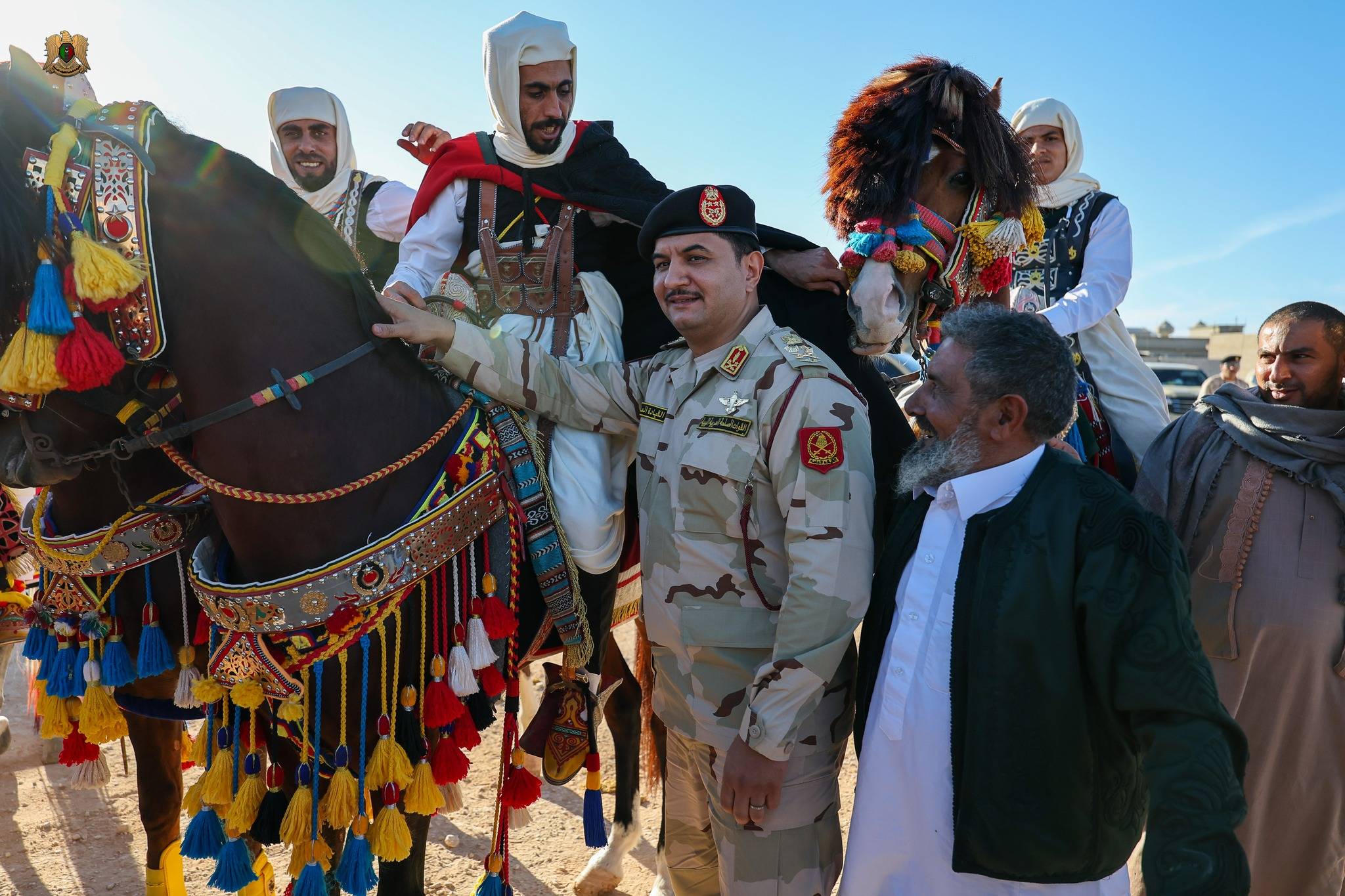 Saddam Hafter, Libya'nın Emsaad kentinde vatandaşlarla bir araya geldi, 13 Kasım 2025 (Libya Ulusal Ordusu Genel Komutanlığı)